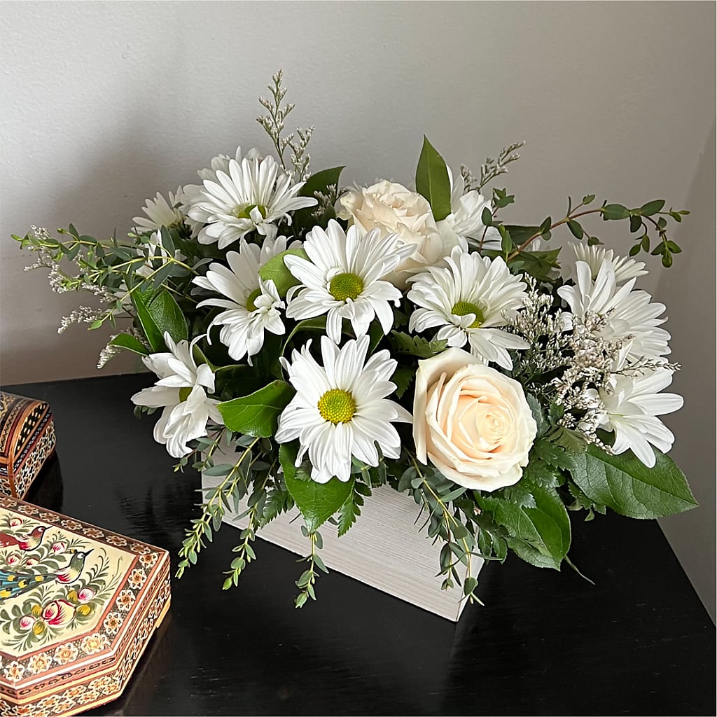 Fresh Linen Box Bouquet – HEART LAKE FLOWERS & GIFTS, Brampton ON