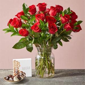 Deux douzaines de roses rouges avec des chocolats artisanaux